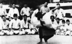 Uki goshi w wykonaniu Jigoro Kano na pokazie technik Judo